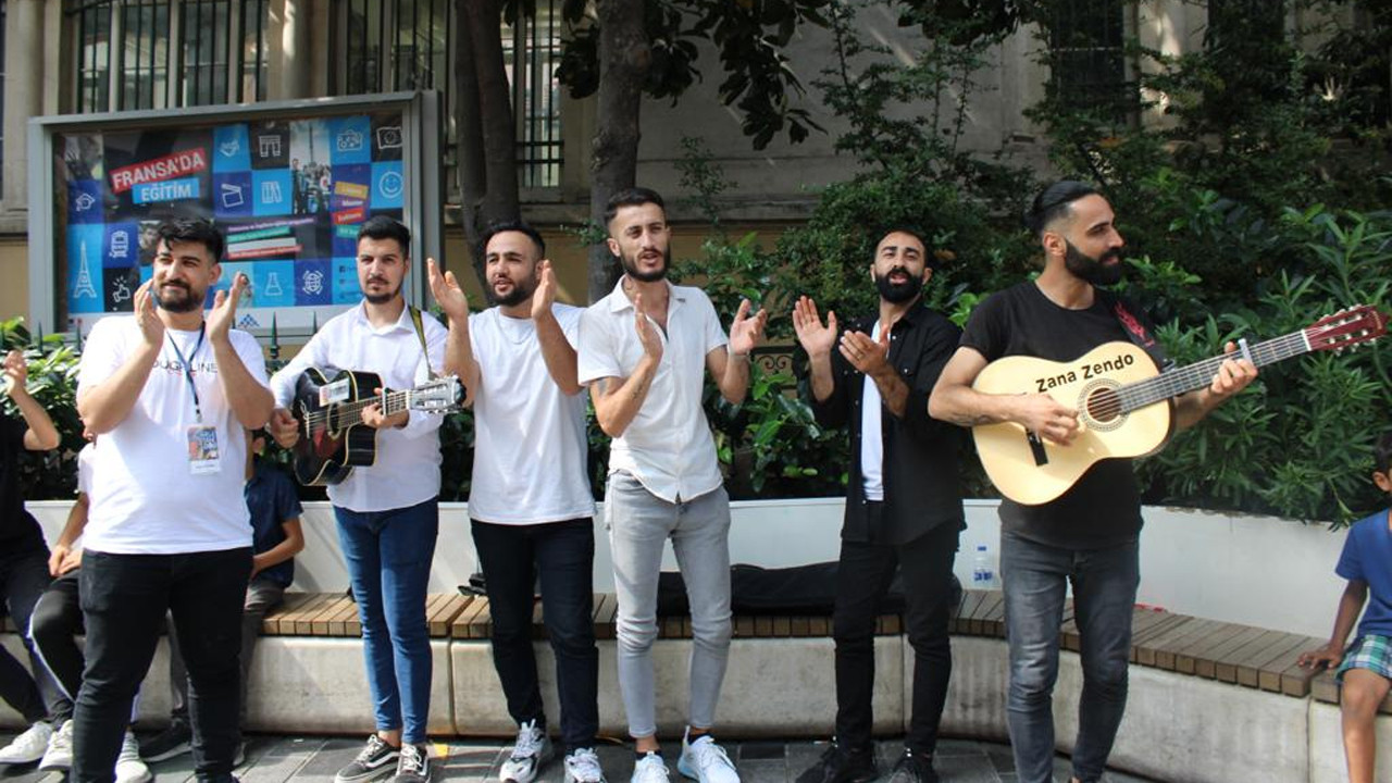 Musicians protest after prevented by municipal police to sing in Kurdish