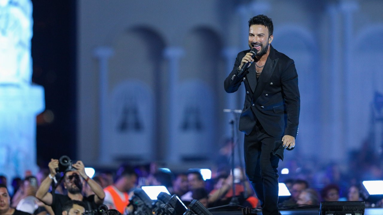 Hundreds of thousands attend megastar Tarkan’s concert in İzmir to mark Liberation Day