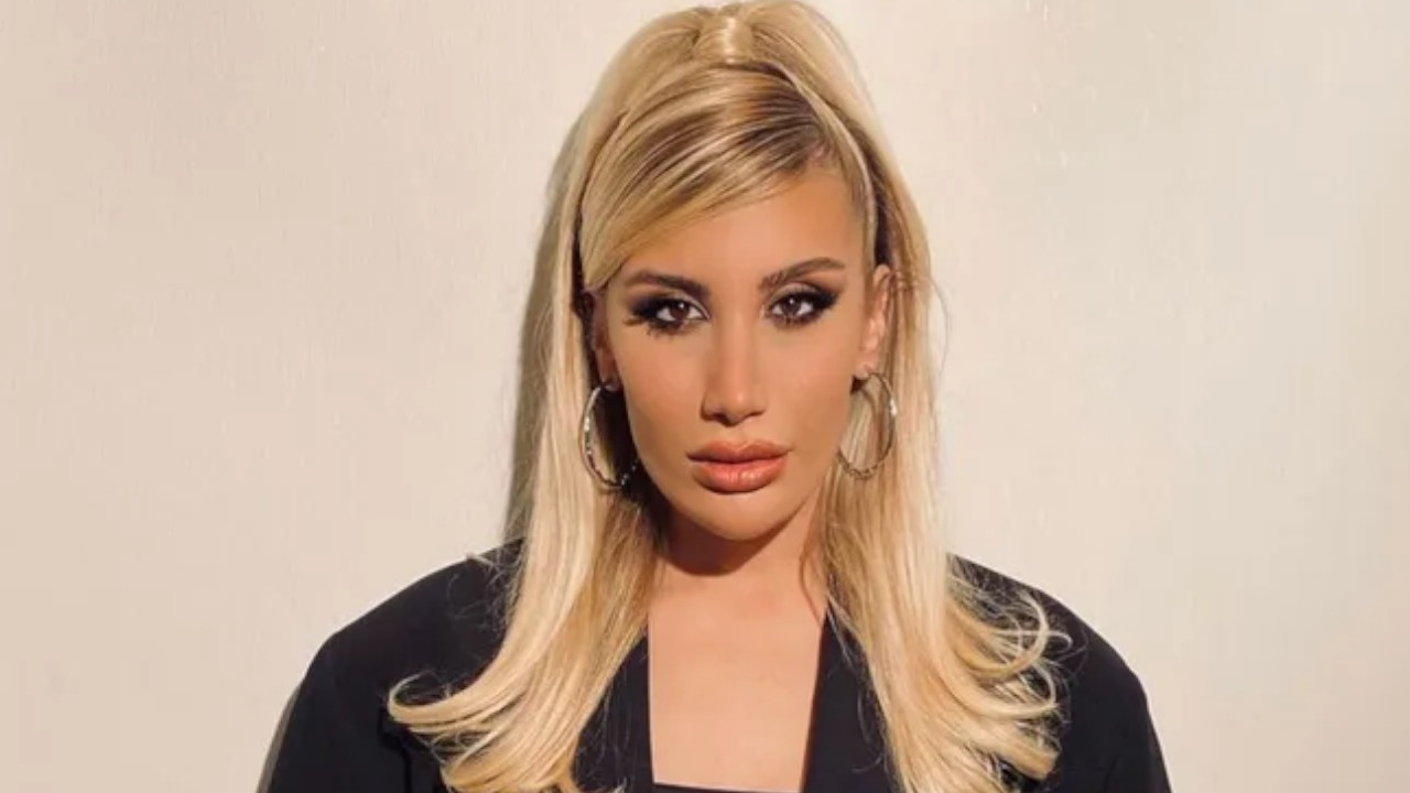 Turkish singer İrem Derici has concert cancelled after targeted by Islamist parties