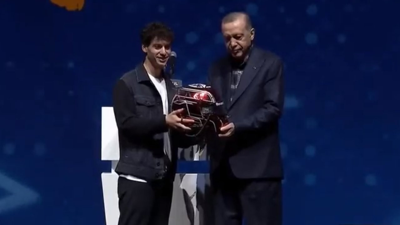Turkish Formula 2 driver Cem Bölükbaşı gifts helmet to Erdoğan
