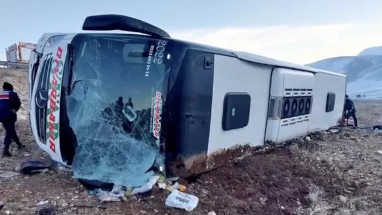 Intercity passenger bus crashes in western Turkey: 8 killed