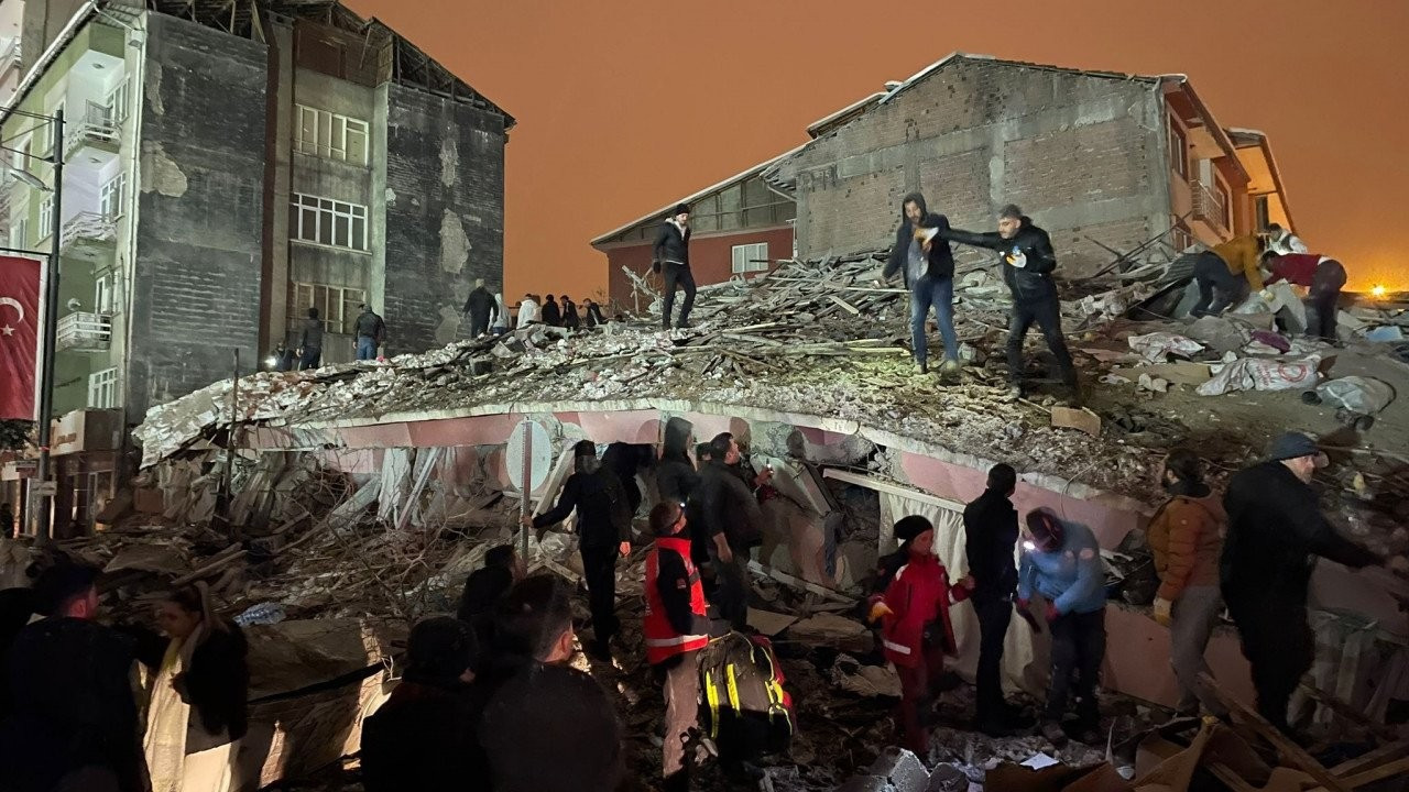 Magnitude 7.7 earthquake strikes southeastern Turkey, at least 1541 killed