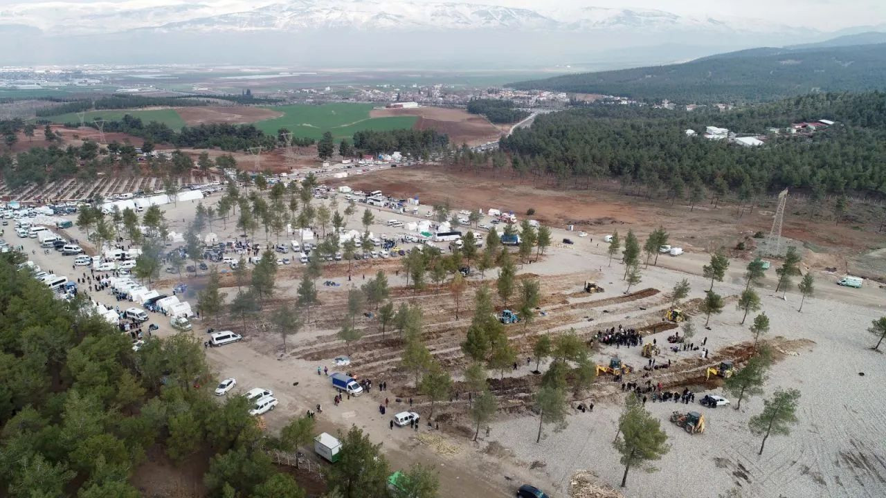 Thousands of graves dug in Kahramanmaraş cemetery as quake death toll rises above 20,000 - Page 5