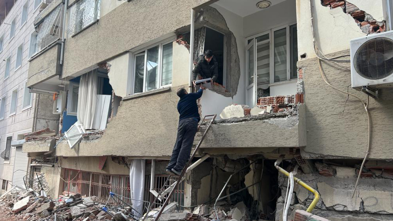 Earthquake victims search for valuables in collapsed houses despite risks
