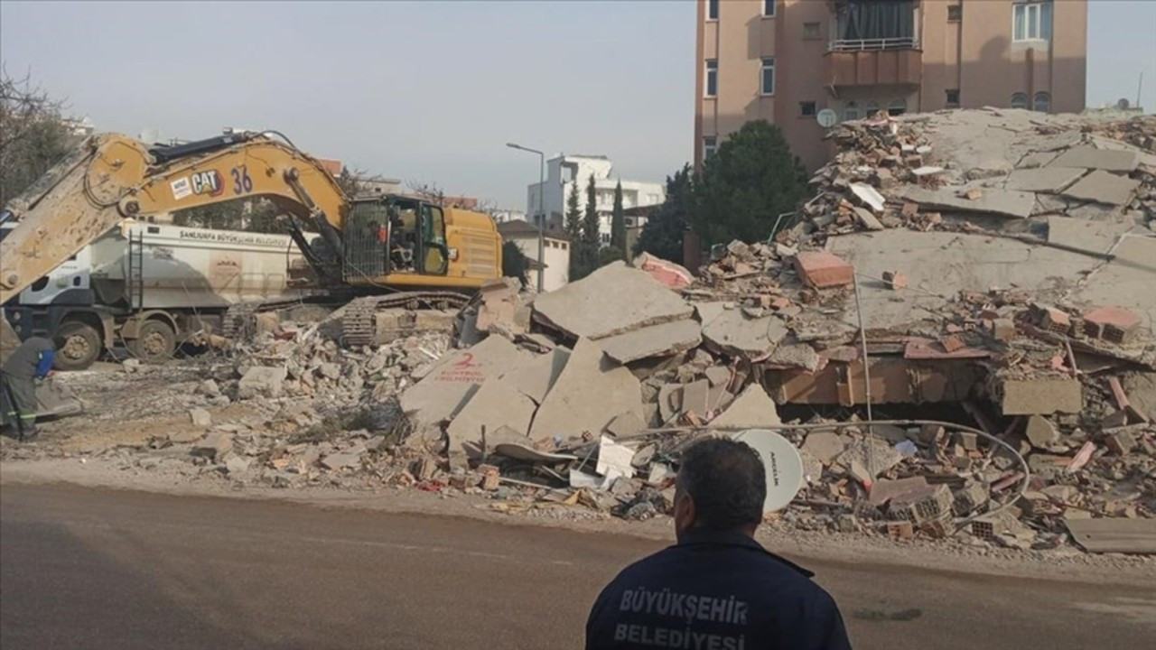 Rubble from hundreds of buildings in quake-zone dumped in landfill without sampling