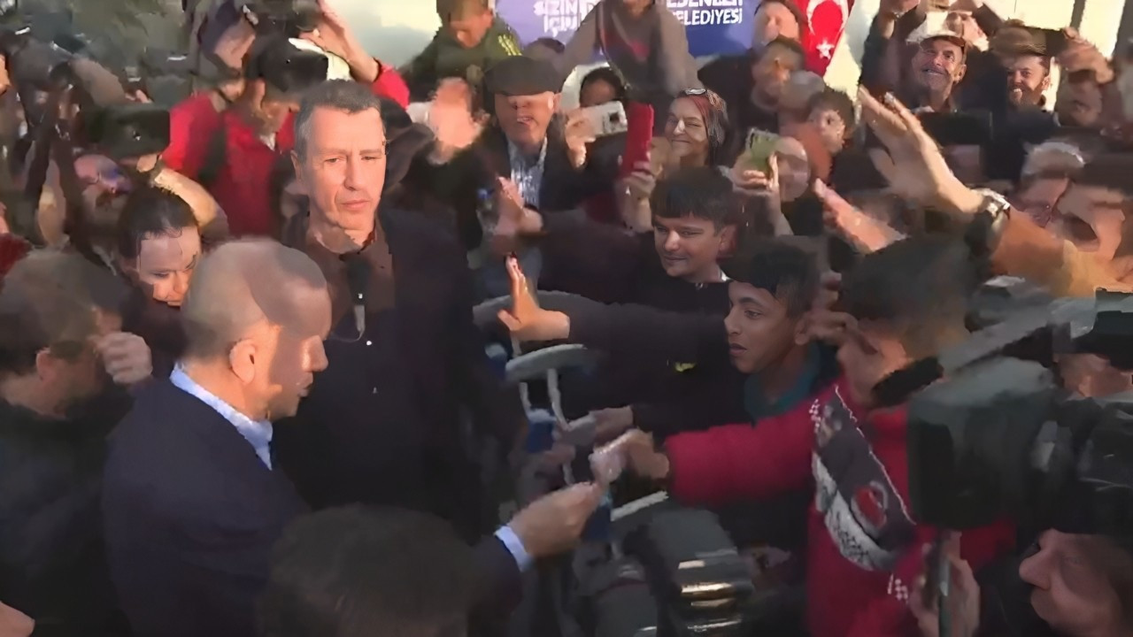 Erdoğan hands out money to children in quake-hit Adıyaman
