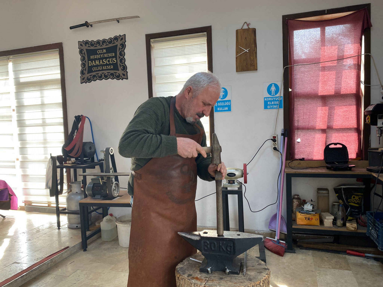Yusuf Bayyiğit, an Assyrian blacksmith, does not leave the city.