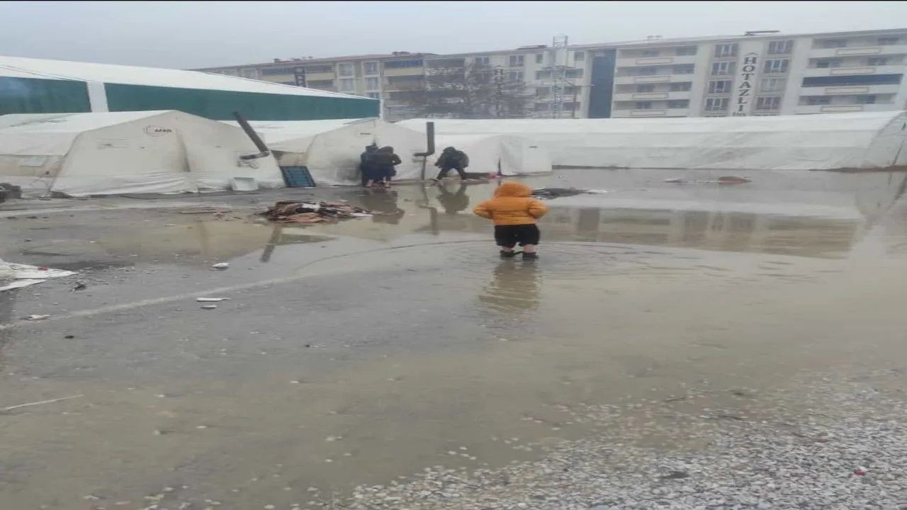 Tent camp in quake-hit Kahramanmaraş flooded after rain - Page 4