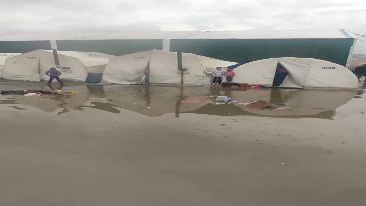 Tent camp in quake-hit Kahramanmaraş flooded after rain - Page 5