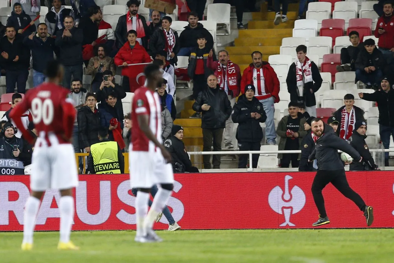 Sivasspor fans arrested after breaking Fiorentina player Bianco's nose on the pitch - Page 1