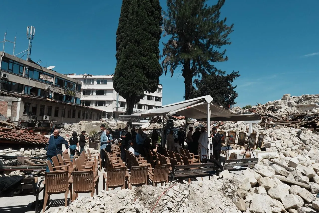 Turkey's Christian community holds first Easter service among ruins in quake-torn Hatay - Page 3