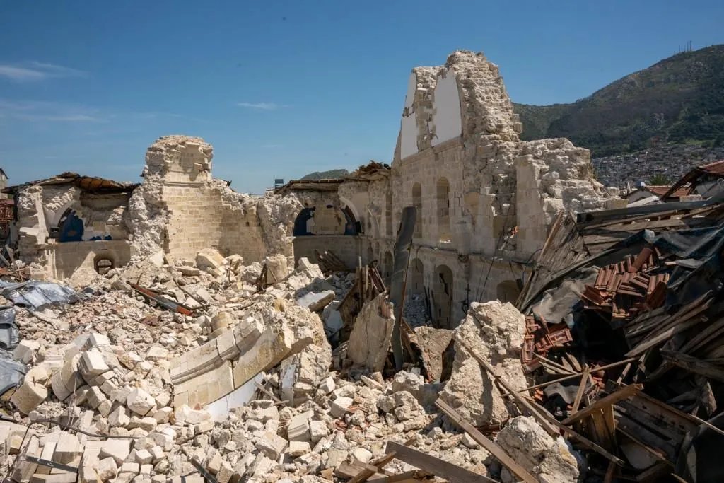 Turkey's Christian community holds first Easter service among ruins in quake-torn Hatay - Page 4