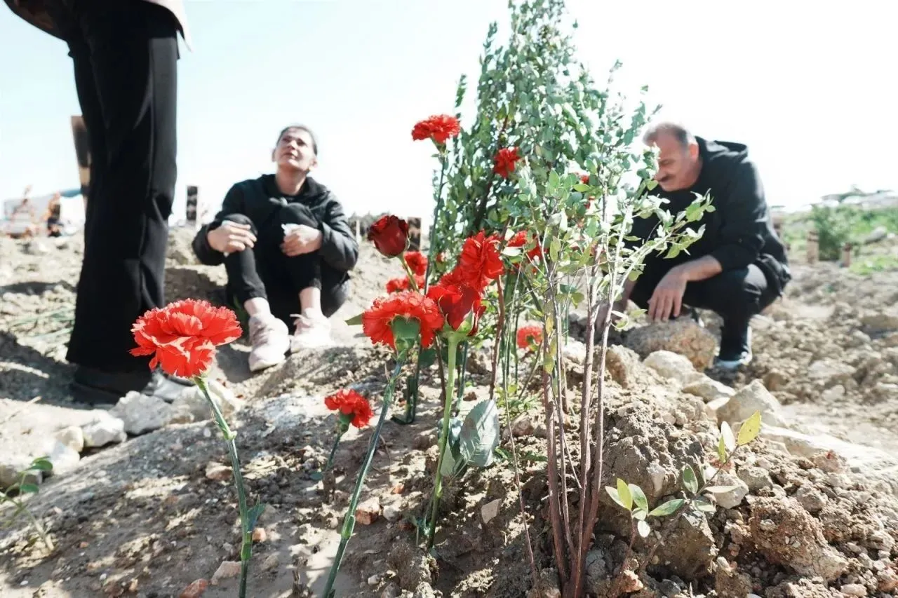 Quake victims’ families visit graves on first Eid al-Fitr after disaster: 'God gave us great pain'