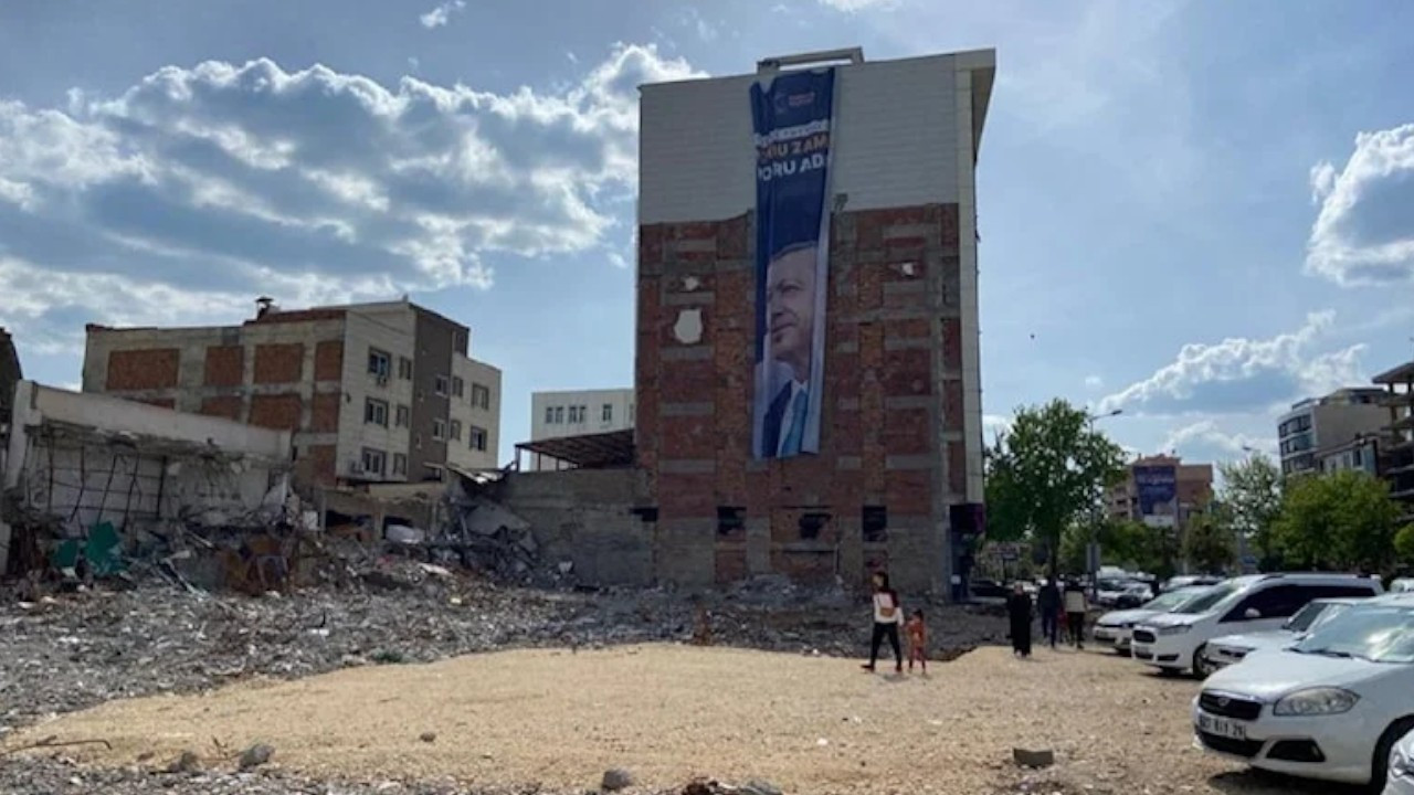 Erdoğan’s massive smiling poster across collapsed hotel draws ire