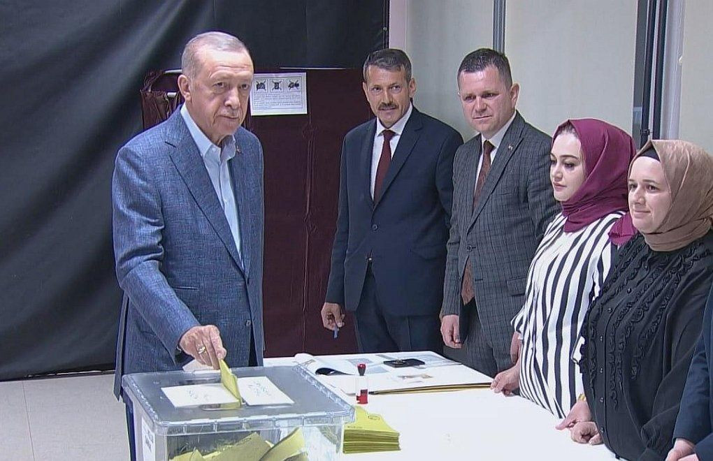 Turkish politicians cast votes in historic election - Page 1