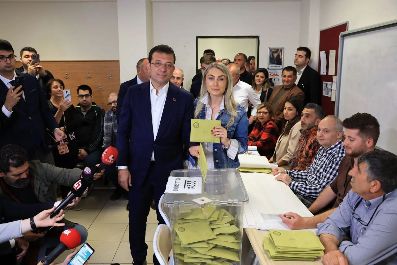 Turkish politicians cast votes in historic election - Page 3