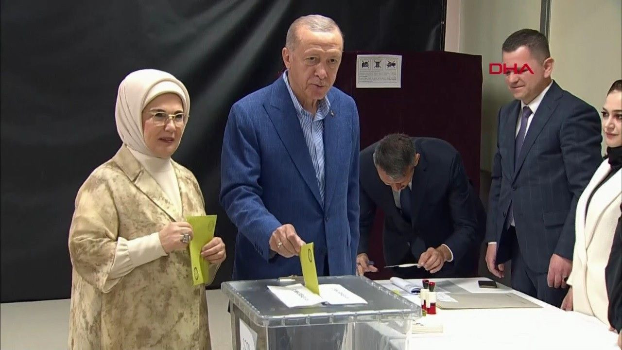 Turkish politicians cast votes in presidential runoff election - Page 1