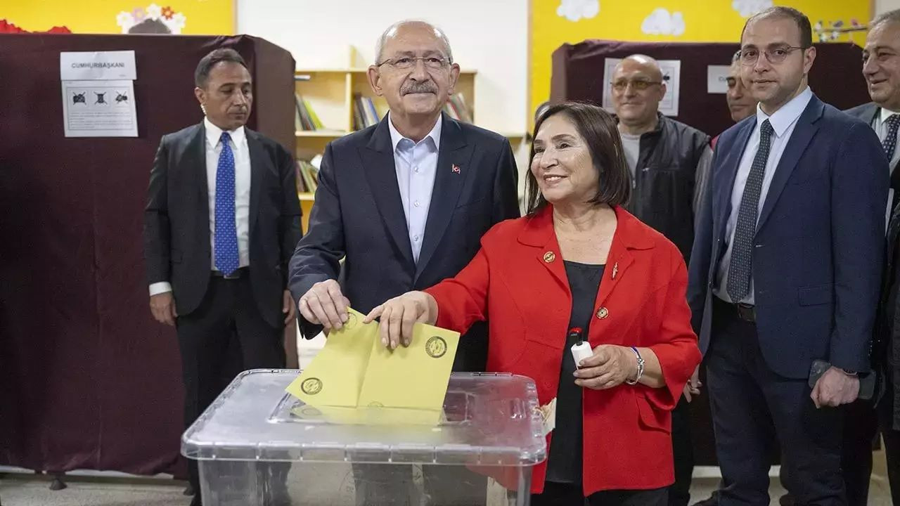Turkish politicians cast votes in presidential runoff election - Page 2