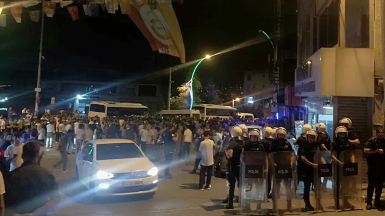 Crowded group marches against Syrian refugees in Kocaeli province