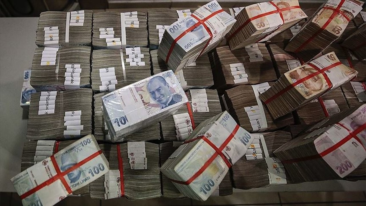 Turkey's state banks sell one billion dollars in reserves in one day