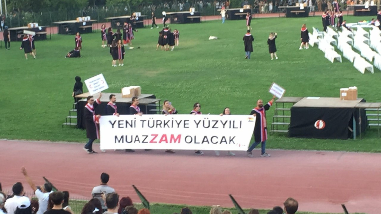 Banners critical of gov’t mark ODTÜ graduation ceremony once again
