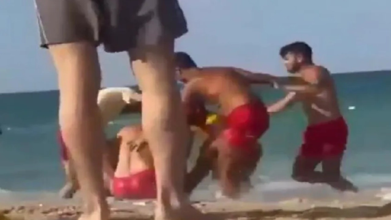 Lifeguards batter man over attempt to break swimming ban in Istanbul