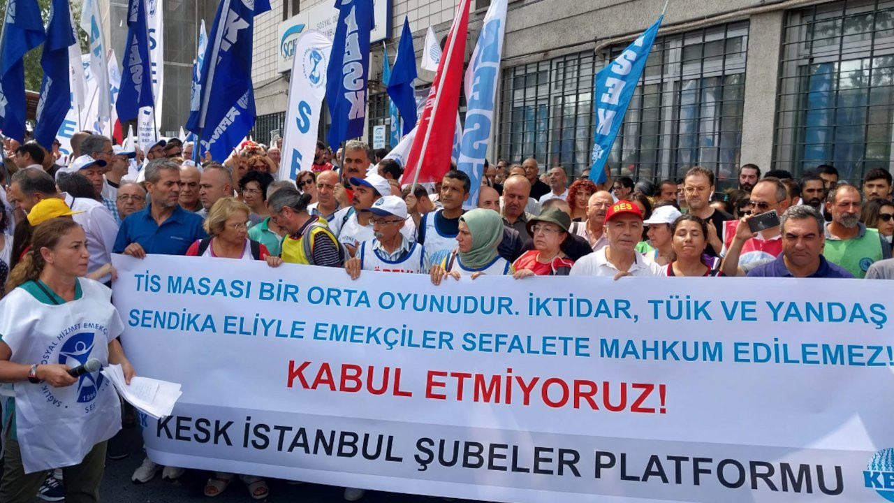 Turkish civil servants go on strike against government's raise offer for 2024