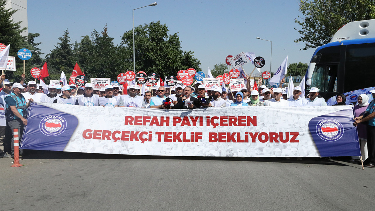 Civil servants union close to Turkish gov’t stages nationwide protests against raise proposal