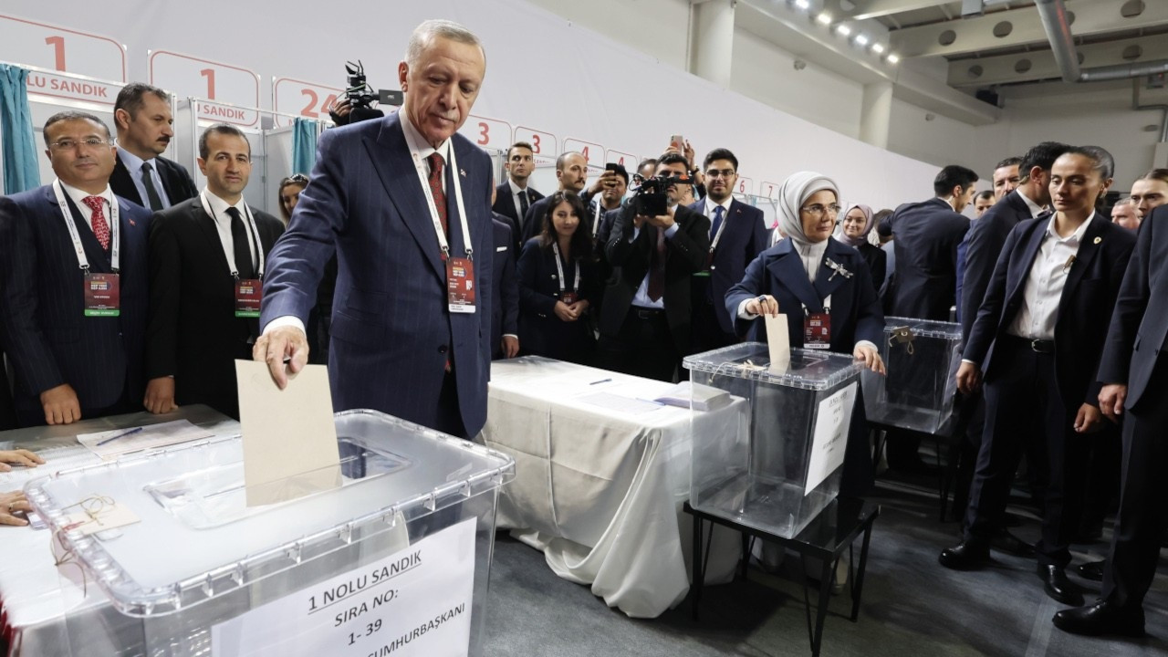 Erdoğan gets re-elected as AKP leader, overhauls party's board