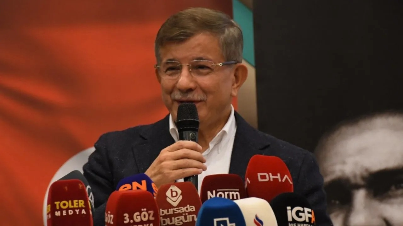 Opposition party leader Davutoğlu hints supporting new draft constitution of gov't to 'protect family'