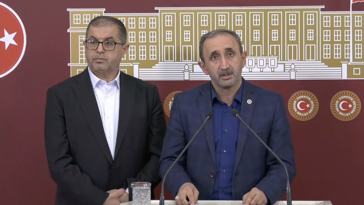 Turkish Islamist party holds press conference with Hamas executive at parliament