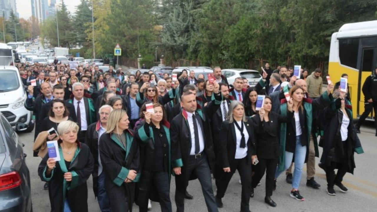 Lawyers march to Turkey’s top appeals court amid judicial crisis