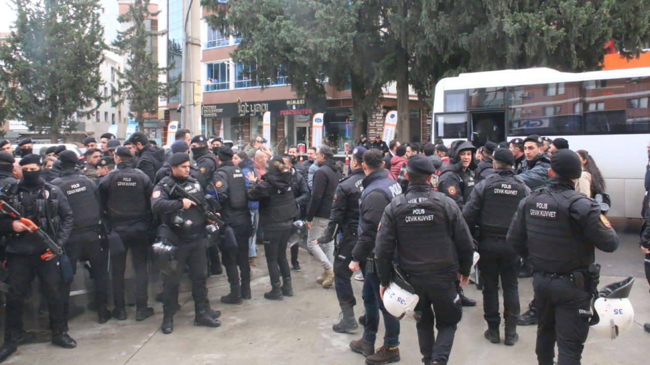İzmir police detain 16 for protesting against jailed PKK leader Öcalan's contact ban