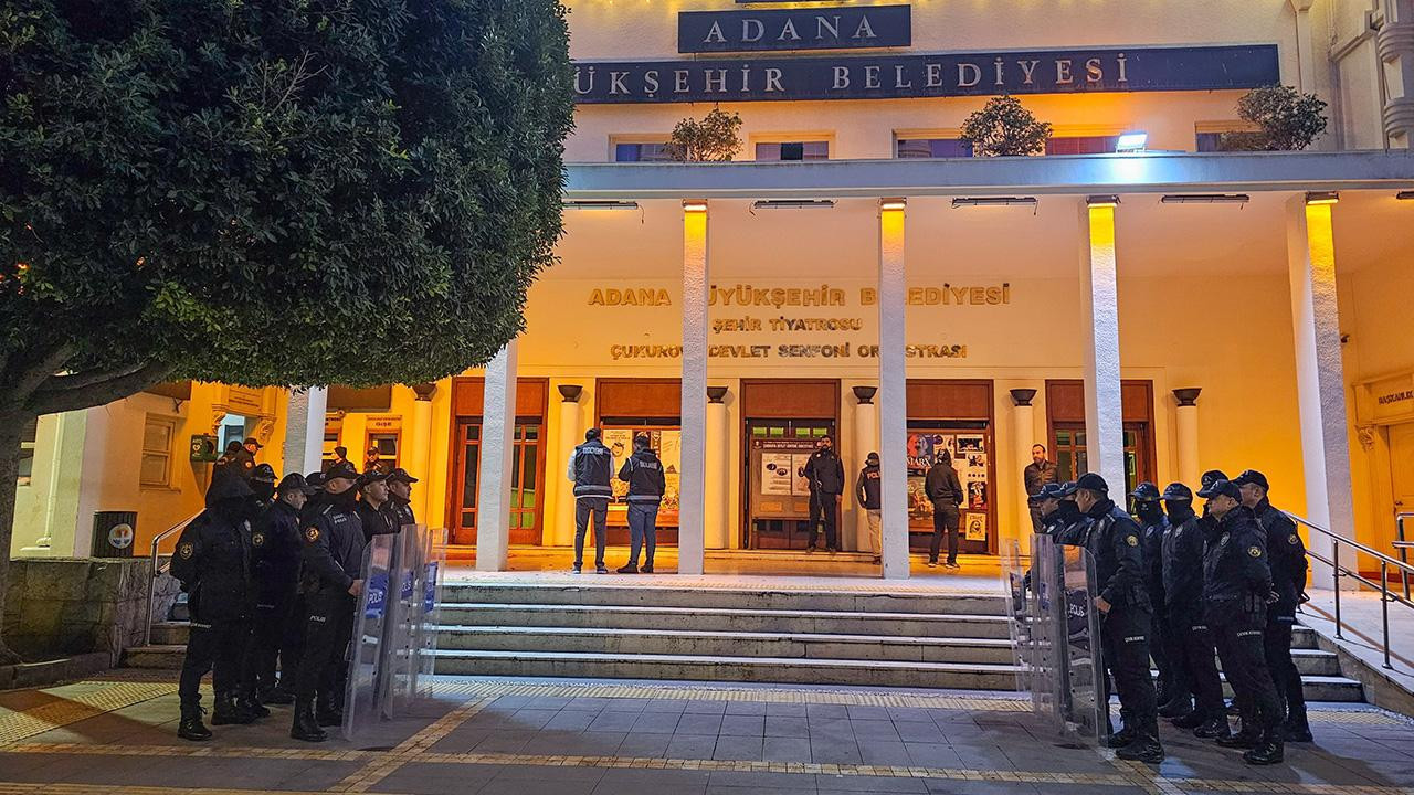 10 detained in opposition-run Adana Municipality over alleged bribery and bid-rigging