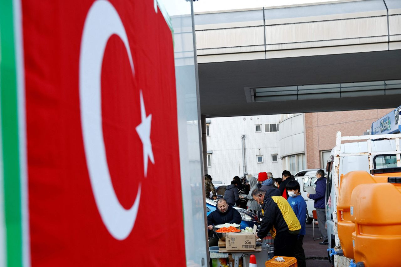 Turkish volunteer serve up meals for Japan's earthquake victims - Page 2