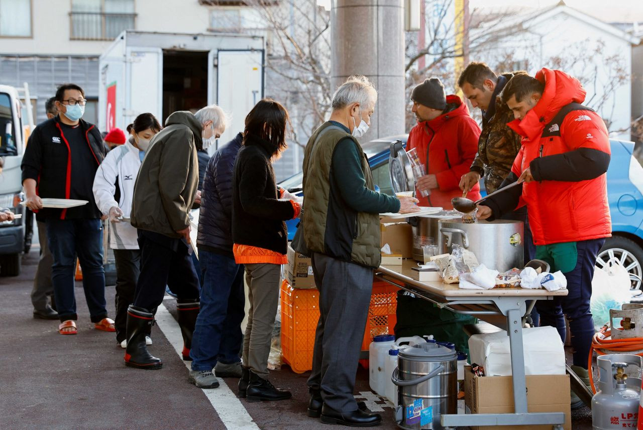 Turkish volunteer serve up meals for Japan's earthquake victims - Page 1