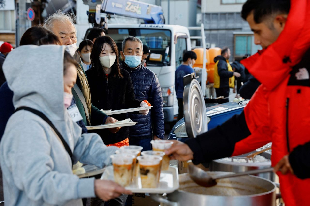 Turkish volunteer serve up meals for Japan's earthquake victims - Page 4