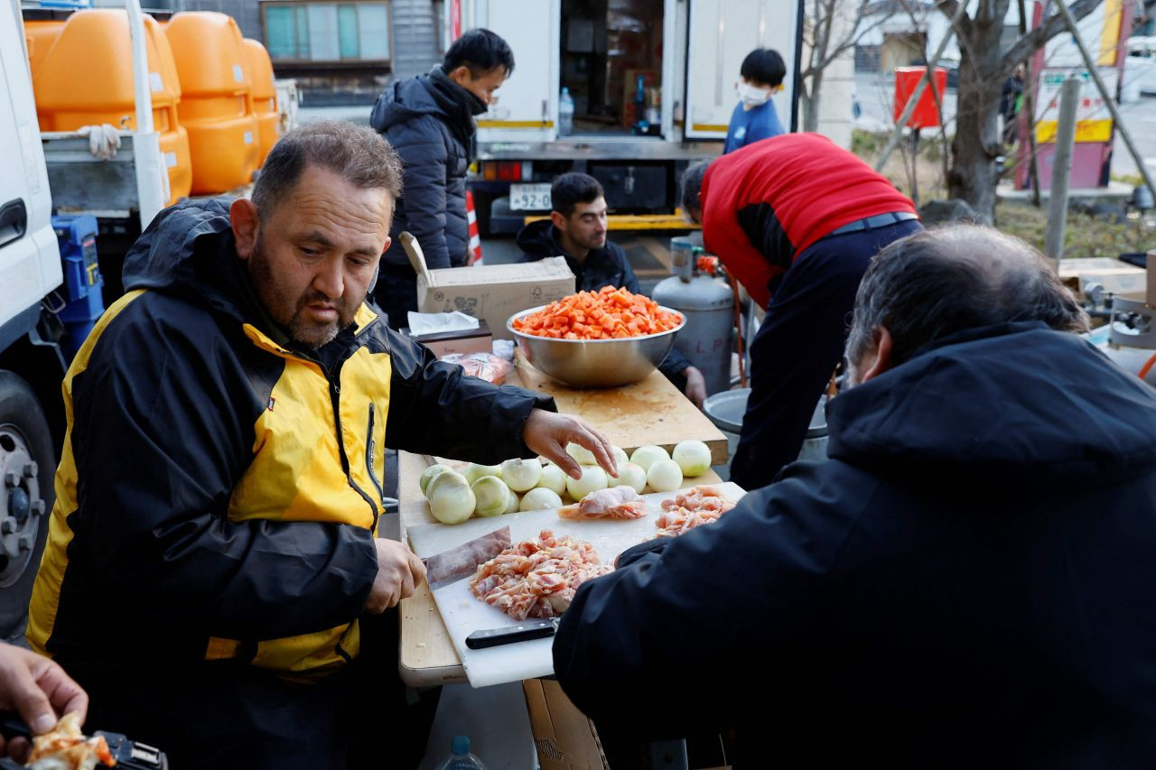 Turkish volunteer serve up meals for Japan's earthquake victims - Page 5