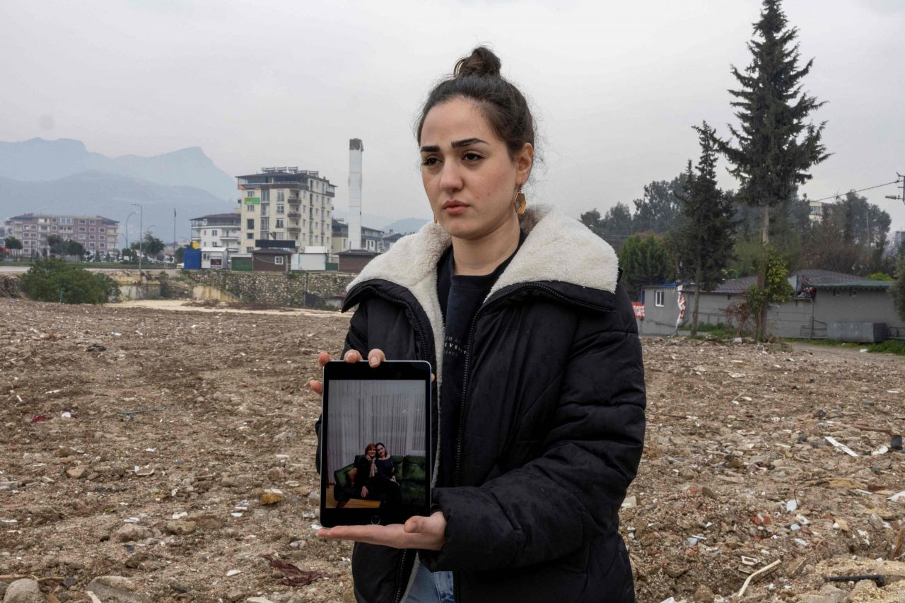 Quake survivors hold photos of dead relatives amidst ruins in Turkey - Page 1