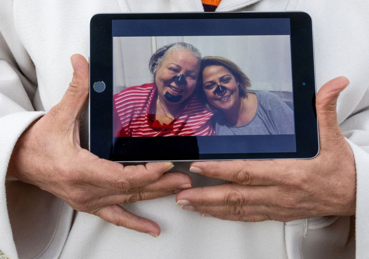 Quake survivors hold photos of dead relatives amidst ruins in Turkey - Page 6