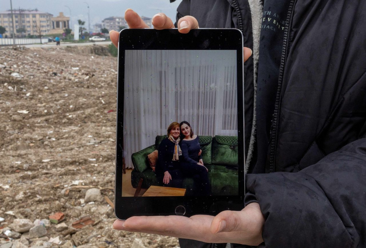 Quake survivors hold photos of dead relatives amidst ruins in Turkey - Page 2