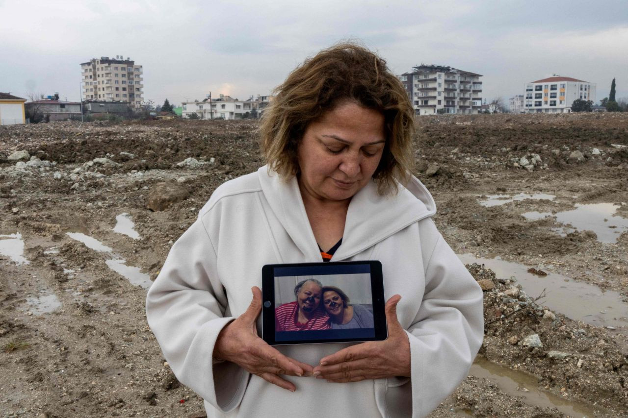 Quake survivors hold photos of dead relatives amidst ruins in Turkey - Page 5