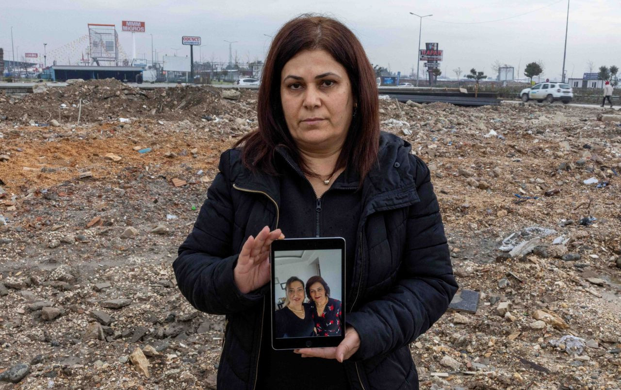Quake survivors hold photos of dead relatives amidst ruins in Turkey - Page 7