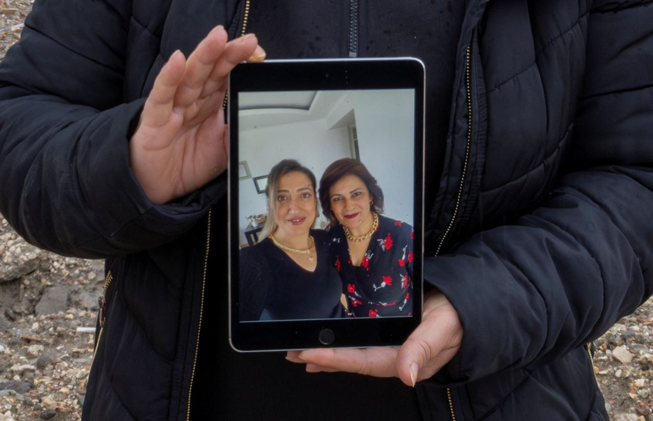 Quake survivors hold photos of dead relatives amidst ruins in Turkey - Page 8