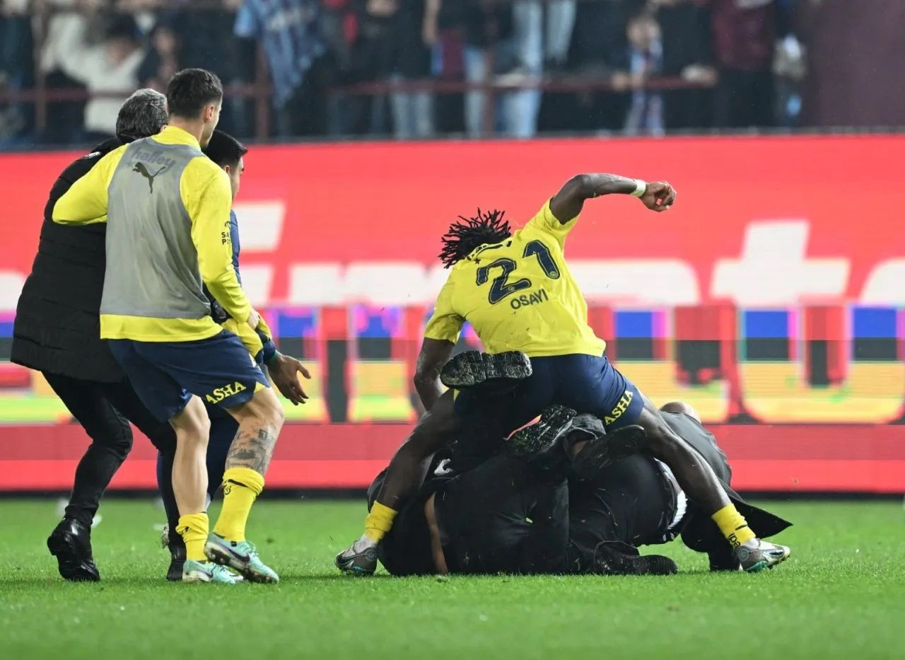Fans storm pitch after Fenerbahçe win at Trabzonspor stadium, attack players - Page 3