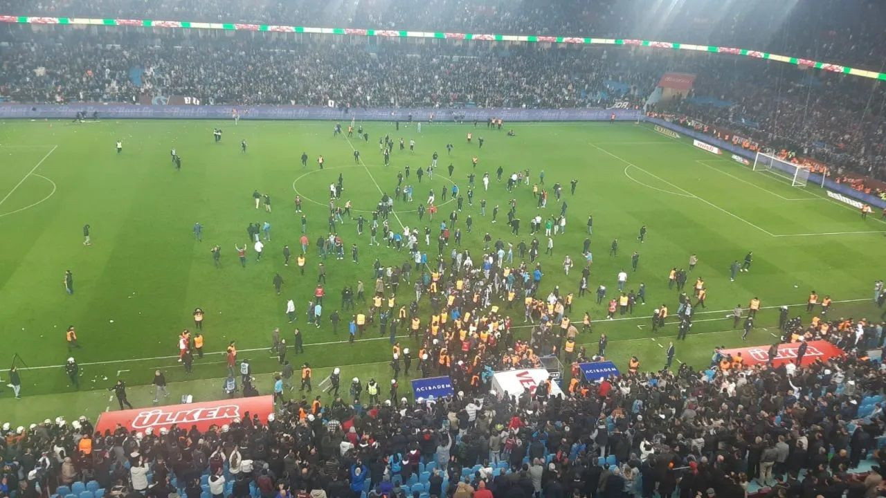 Fans storm pitch after Fenerbahçe win at Trabzonspor stadium, attack players - Page 1