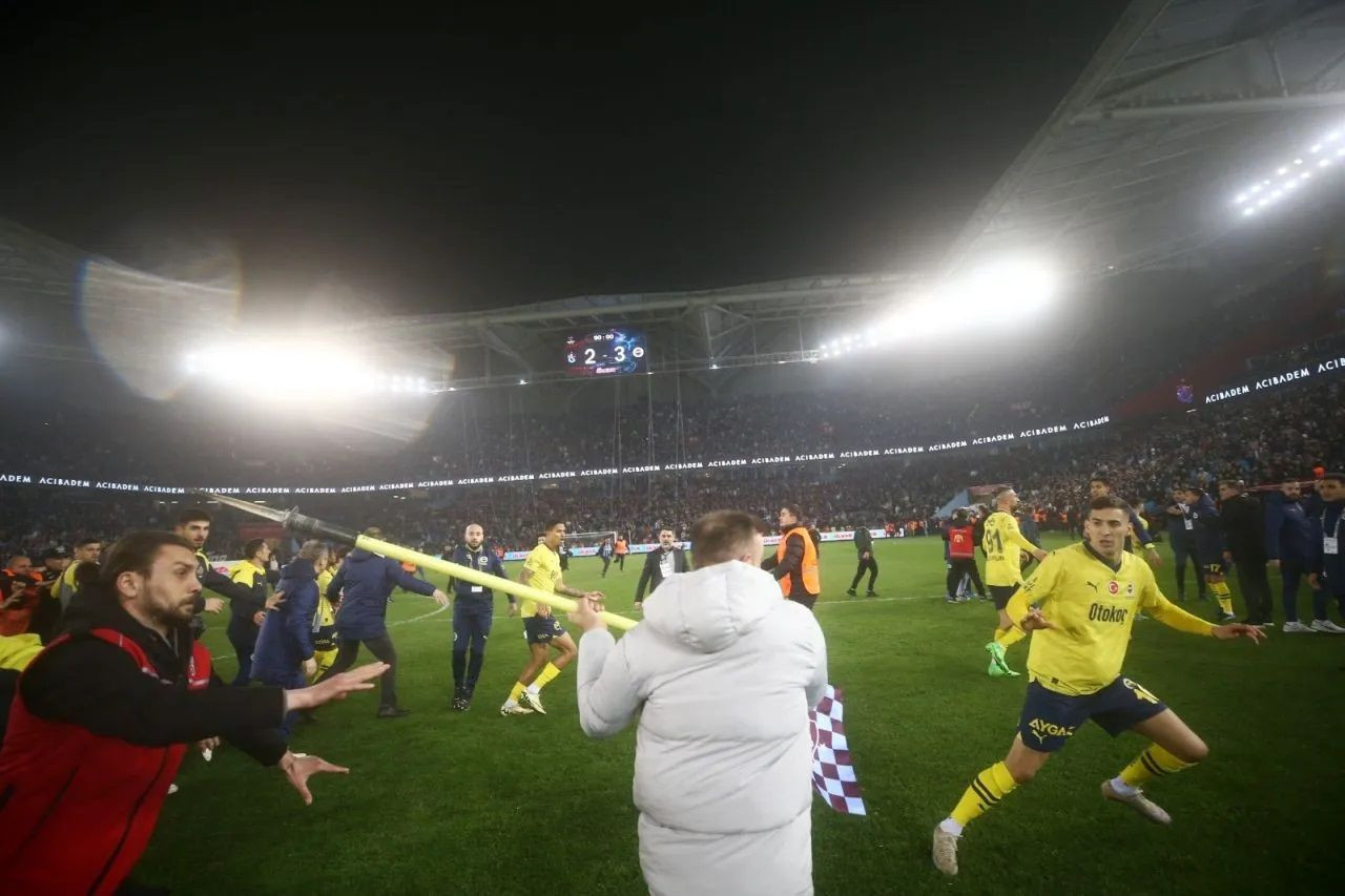 Fans storm pitch after Fenerbahçe win at Trabzonspor stadium, attack players - Page 4