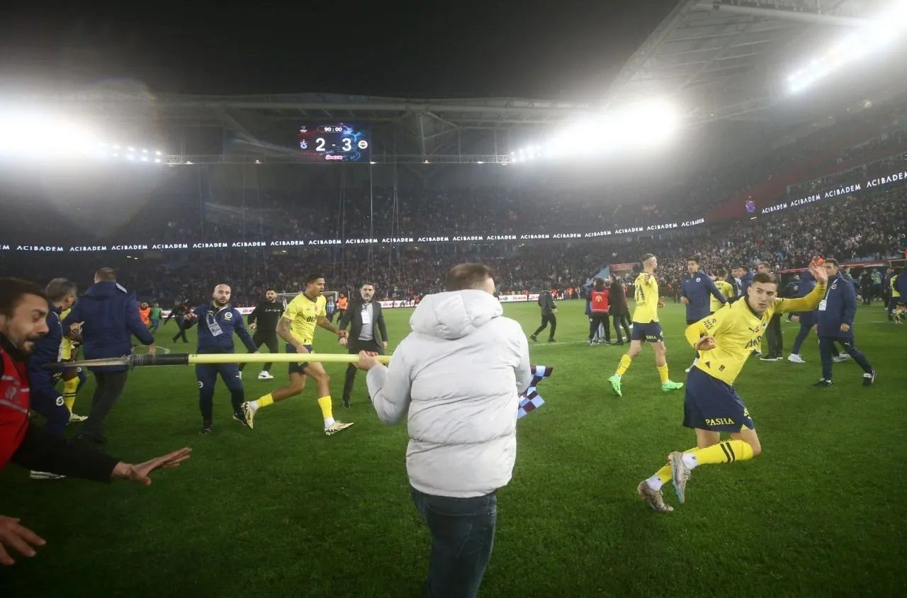 Fans storm pitch after Fenerbahçe win at Trabzonspor stadium, attack players - Page 5