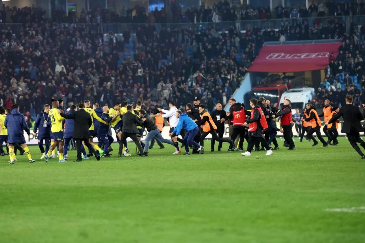 Fans storm pitch after Fenerbahçe win at Trabzonspor stadium, attack players - Page 6