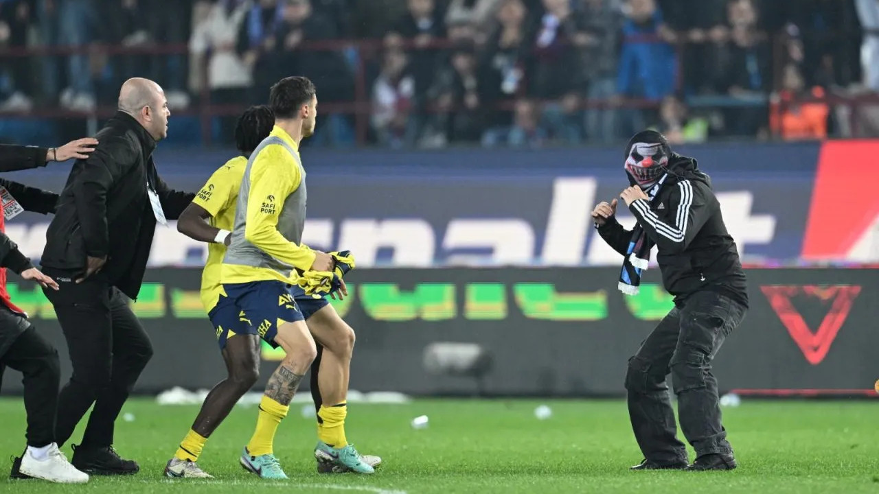 Trabzonspor fans storm pitch after Fenerbahçe win, attack players